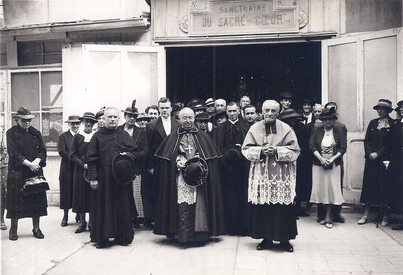 Sortie d'un office à la chapelle des Oblats de Marie Immaculée à Nice AAEF Sortie d'un office à la chapelle des Oblats de Marie Immaculée à Nice AAEF